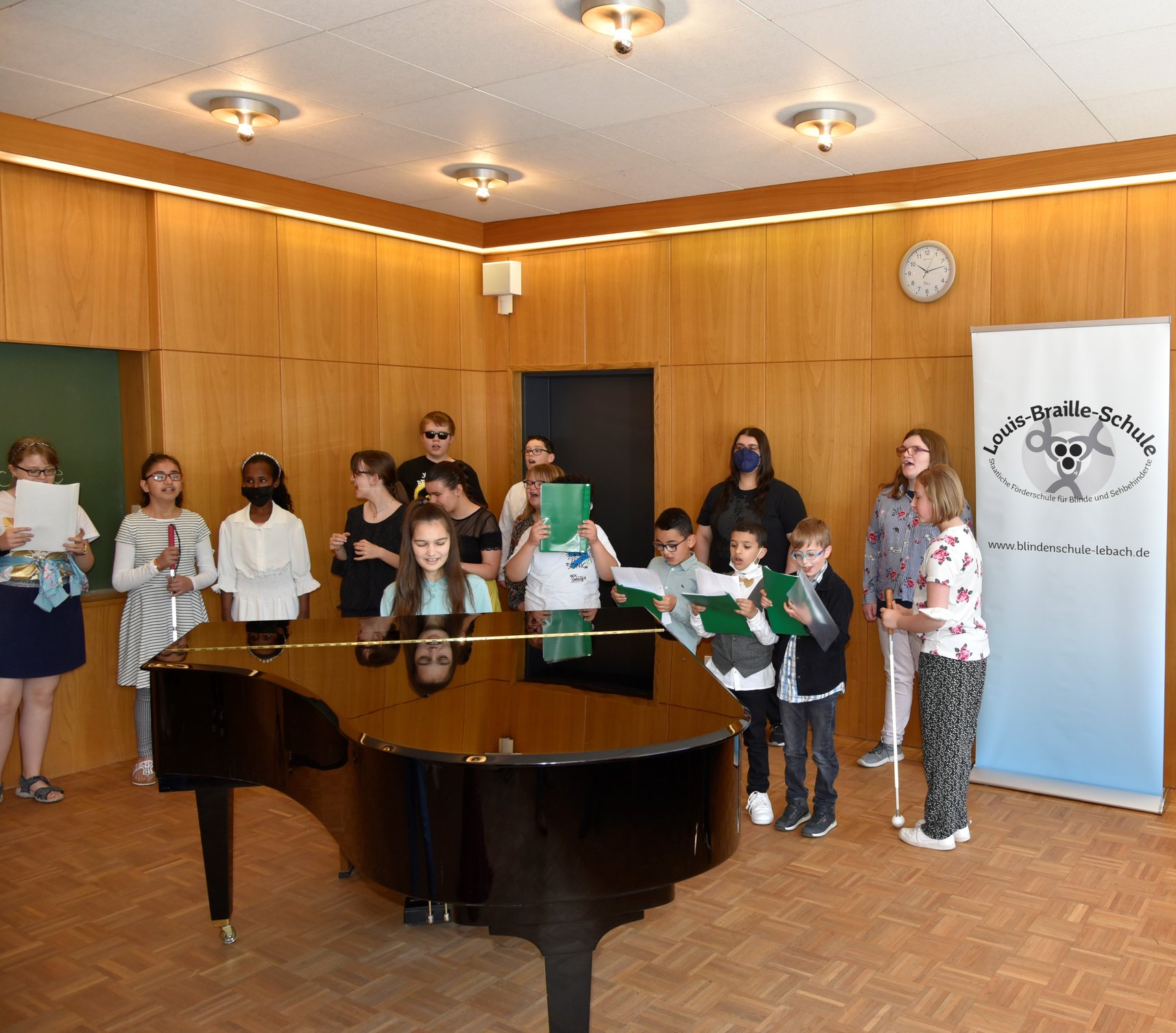 Sch%C3%BClerchor%20bei%20der%20Spenden%C3%BCbergabe Sch%C3%BClerchor%20bei%20der%20Spenden%C3%BCbergabe